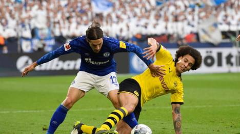 Benjamin Stambouli (l.) von Schalke 04 im Zweikampf mit Axel Witsel vom BVB