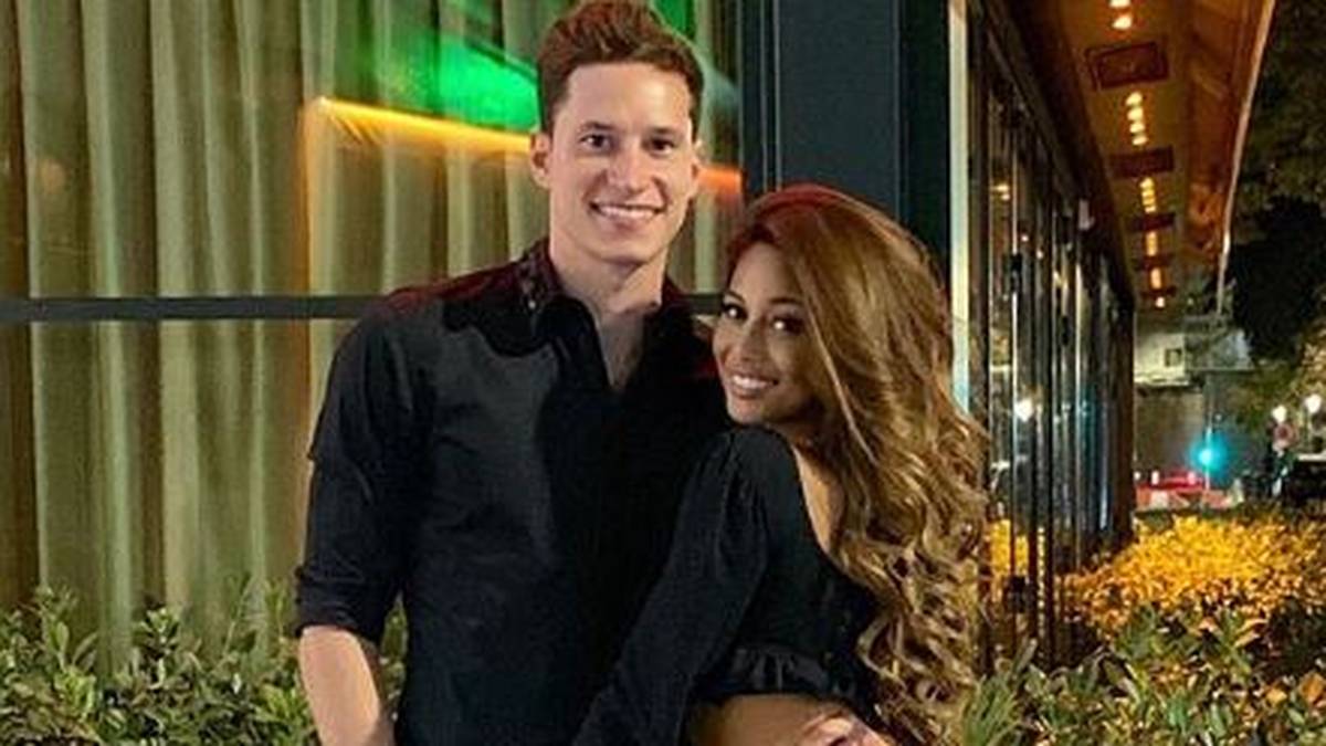 An seinem Geburtstag posteten beide erstmal ein Foto in den sozialen Netzwerken. Eng schmiegen sich die beiden aneinander, er hatte den Arm um ihre Taille gelegt. Dazu schrieb sie die Worte "Happy Birthday mein Schatz"