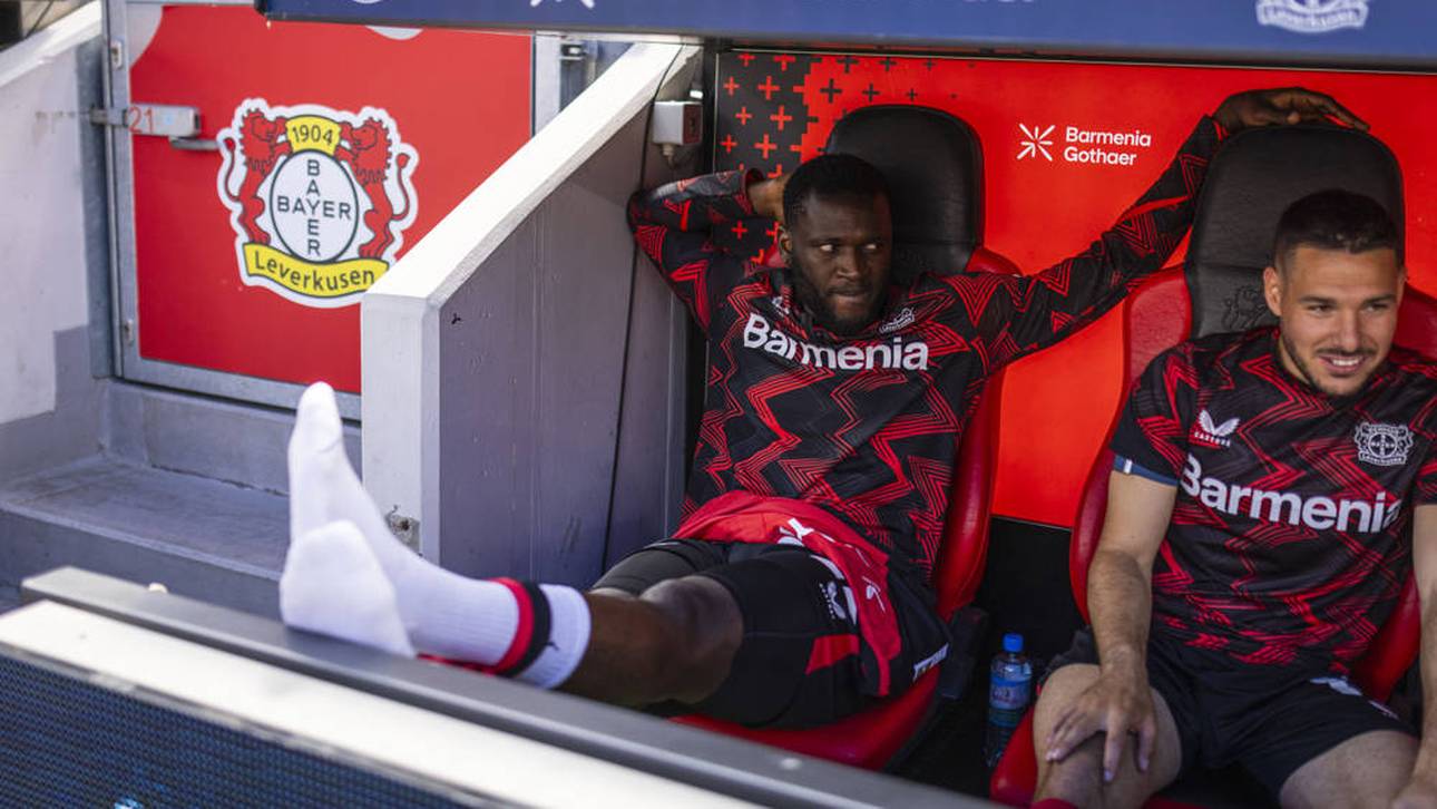 Victor Boniface lehnt sich auf der Bank von Bayer Leverkusen zurück