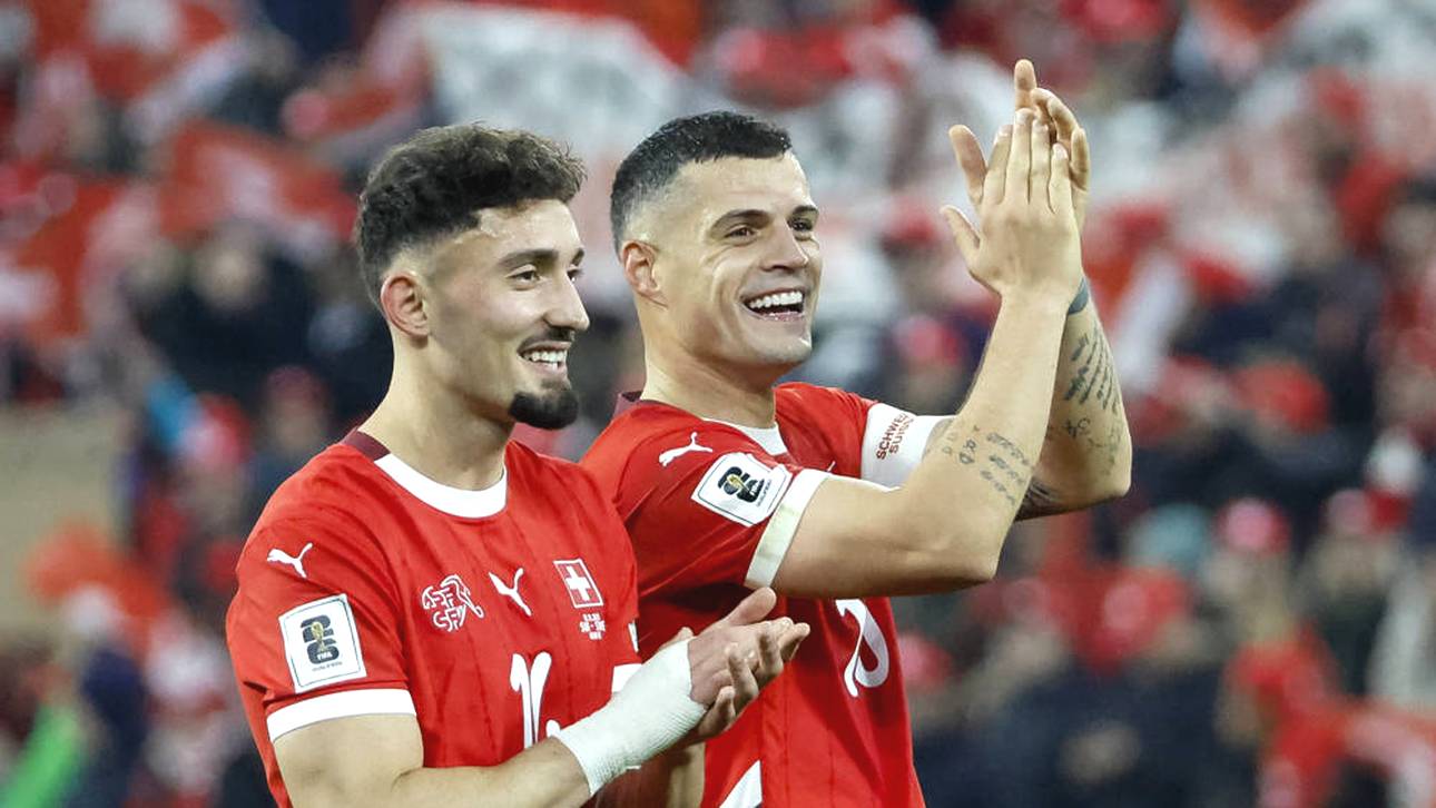 Granit Xhaka (r.) freut sich über den Sieg und seinen Treffer