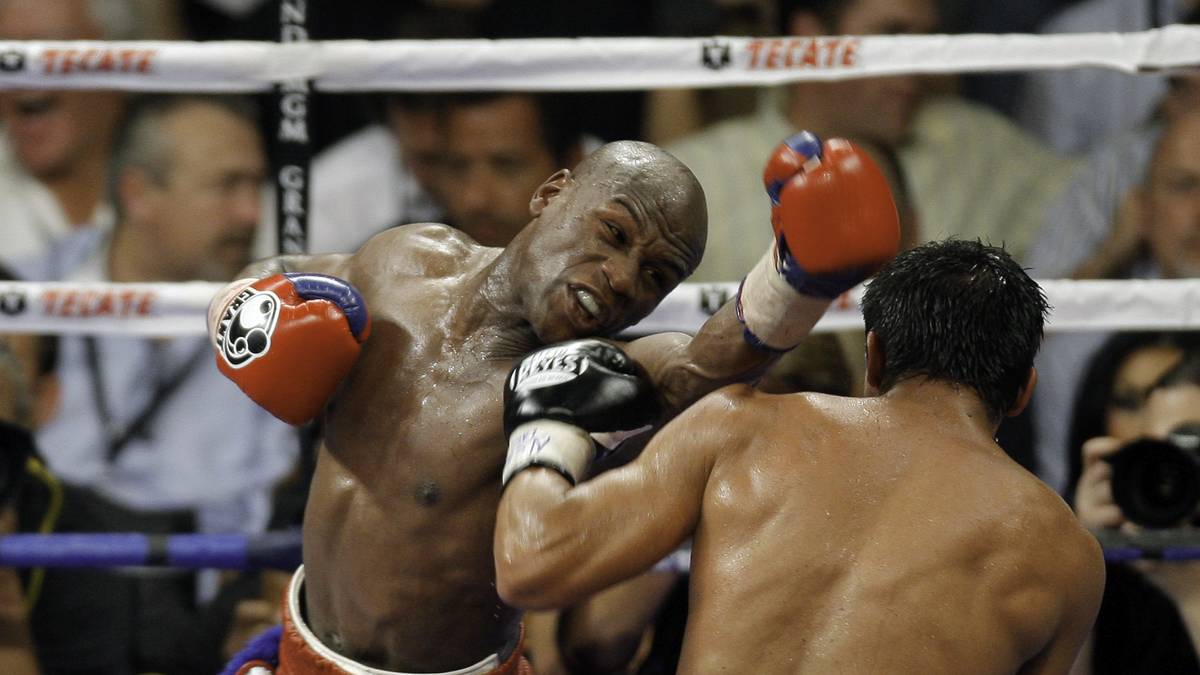 Es drängt Mayweather zurück in den Ring. Er feiert weitere Erfolge über Juan Manuel Marquez (Bild) und Shane Mosley, auch die ersten Verhandlungen mit Manny Pacquiao folgen - und scheitern krachend