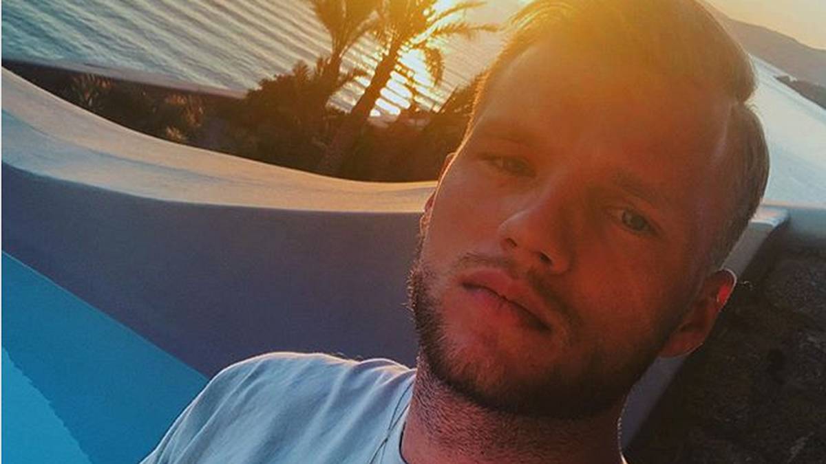 Sonnenuntergang und Victory-Zeichen - Johannes Geis ist ganz entspannt auf Mykonos