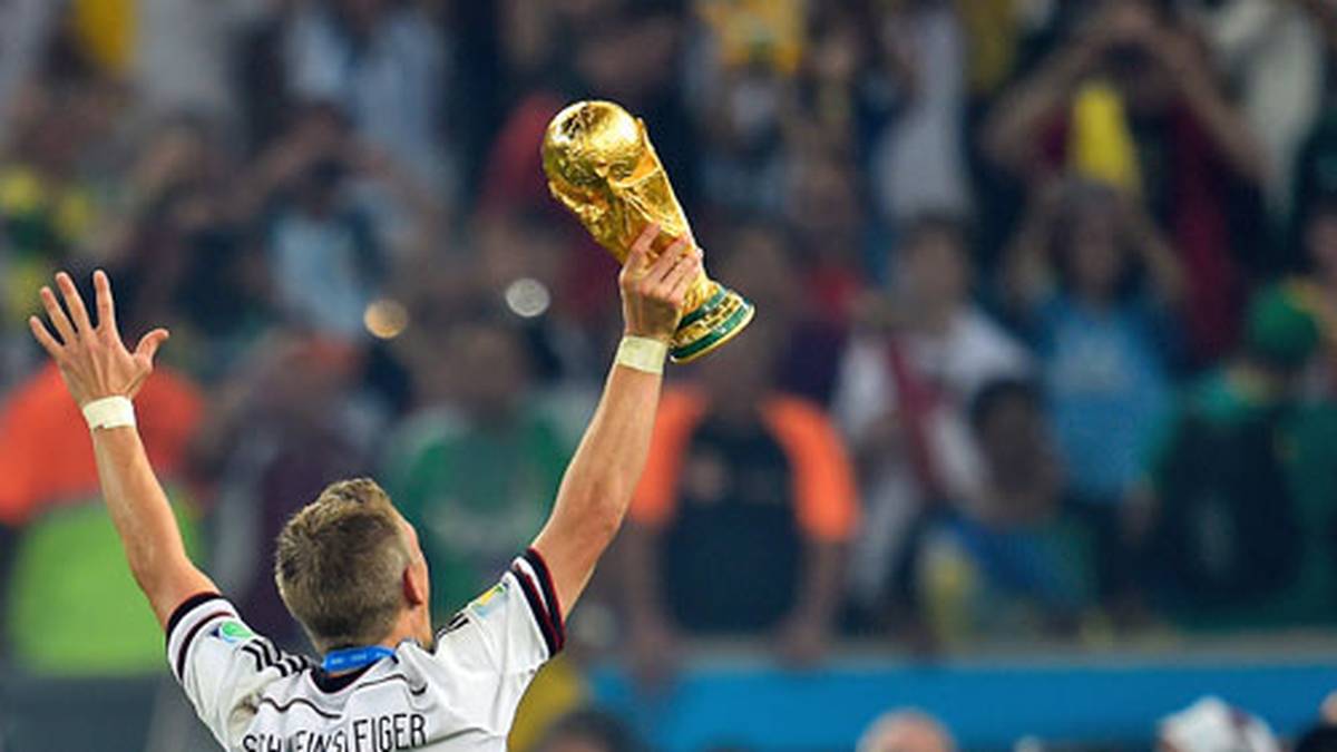 Wenig später reckt er dann die wichtigste Trophäe der Fußball-Welt in den brasilianischen Nachthimmel. Schweinsteiger hat fast alle Titel gewonnen, die es zu gewinnen gibt und gehört zu den erfolgreichsten Spielern aller Zeiten
                  