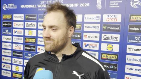 Nach seiner irren Paraden-Show gegen die Schweiz nimmt der deutsche Torhüter Andreas Wolff bei der Handball-WM die Reporter in der Mixed Zone aufs Korn.