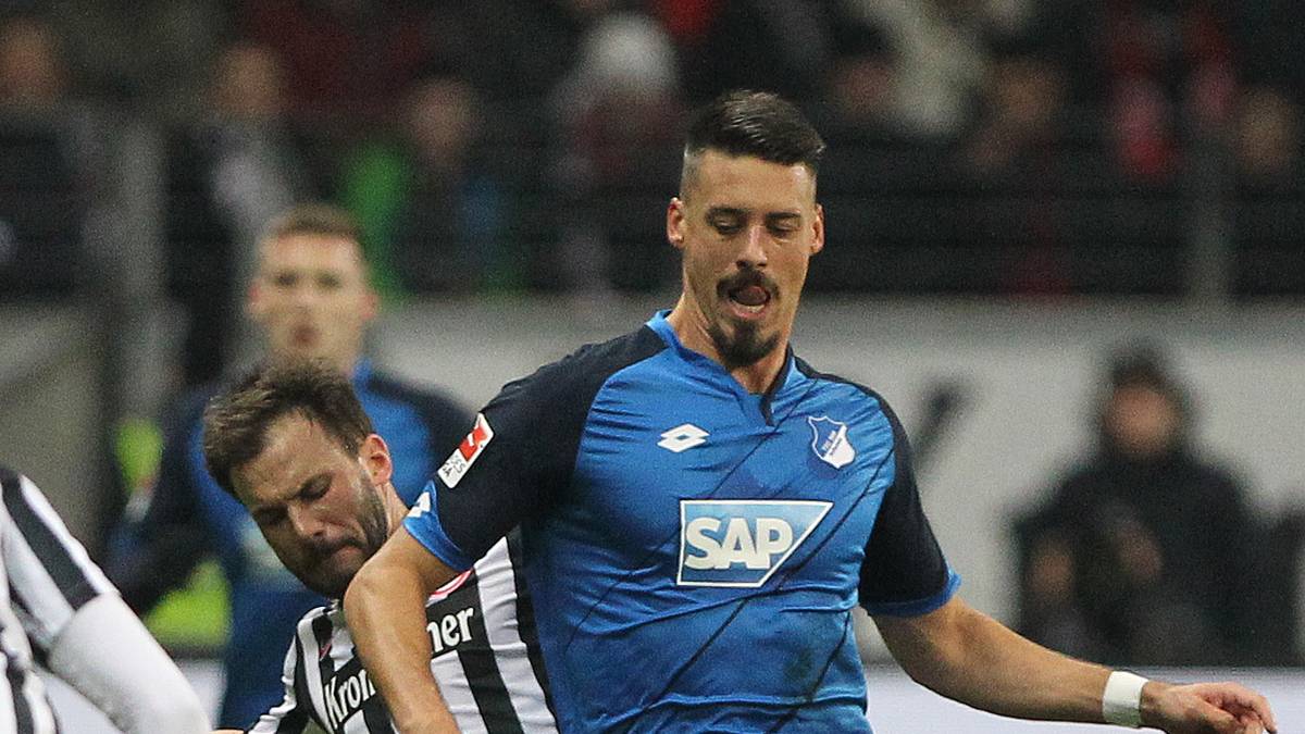 In der Folge wird es ruppig: Schiedsrichter Christian Dingert hat alle Hände voll zu tun mit den von beiden Seiten hart geführten Zweikämpfen