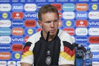 Julian Nagelsmann, Rudi Völler und Bernd Neuendorf analysieren das Aus der deutschen Fußball-Nationalmannschaft gegen Spanien. SPORT1 begleitet die Pressekonferenz im Liveticker.