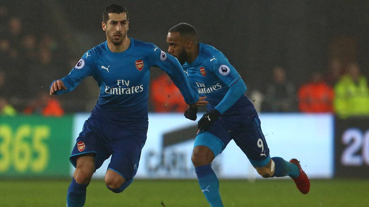 An Özils Seite im offensiven Mittelfeld zieht ab sofort Henrikh Mkhitaryan (l.) die Fäden. Der Armenier, der im Tausch für Alexis Sanchez kam, will enttäuschende Monate bei Manchester United vergessen machen. Doch kann Mkhitaryan so schnell wieder seine Form und sein Selbstvertrauen wiederfinden?