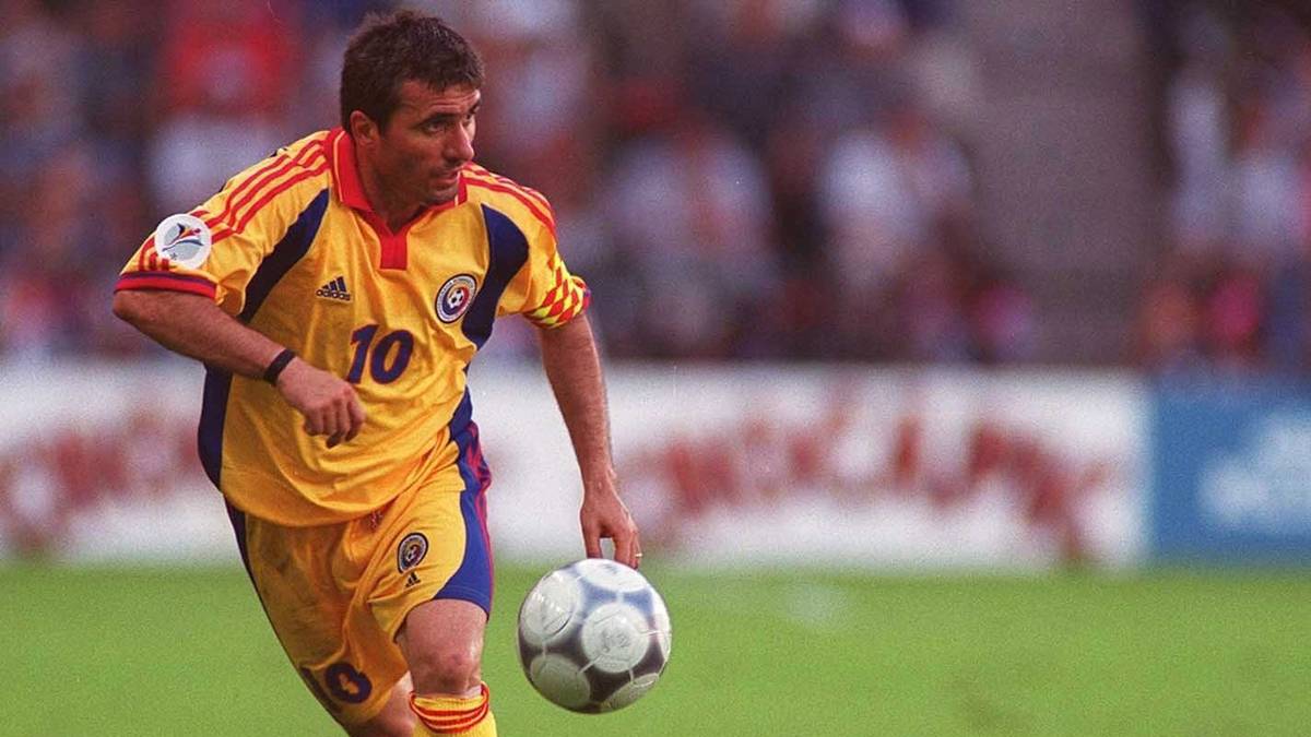 PLATZ 8 - GHEORGHE HAGI: Der größte Spieler der rumänischen Fußballgeschichte erzielte das wohl wichtigste seiner zahlreichen Freistoß-Tore 1987 im Finale des UEFA Supercups. Mit seinem Treffer holte sich Steaua Bukarest den Titel gegen Dynamo Kiew. Übrigens: Auch sein Sohn Ianis ist ein guter Freistoßschütze