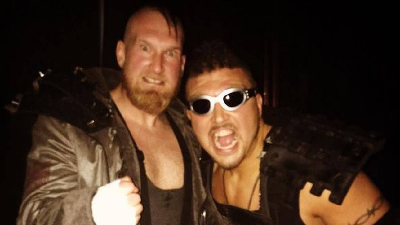 Alexander Wolfe (l.) bildet bei WWE NXT ein Team mit Sawyer Fulton