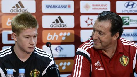 Unter Nationaltrainer Marc Wilmots (r.) blüht Kevin de Bruyne für Belgien auf