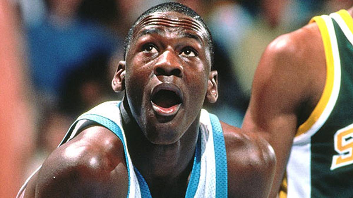 Michael Jeffrey Jordan wird am 17. Februar 1963 in New York geboren, wächst aber in Wilmington auf. In der High School schafft er es zunächst nicht ins High-School-Team. An der University of North Carolina kommt 1982 der Durchbruch. Im College-Finale gegen Patrick Ewings Georgetown gelingt ihm der entscheidende Treffer. "Das war der Wendepunkt", sagt Jordan später.