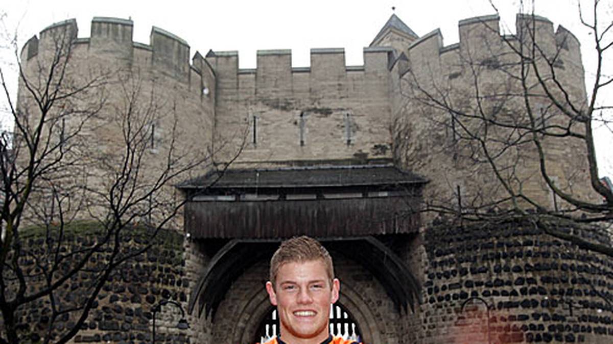 Schon in der Aufstiegssaison in der Zweiten Liga brilliert Horn, holt sich die Weiße Weste von SPORT1 für die meisten Spiele ohne Gegentor. Rechnet man bis in die letzte Saison zurück, hat Horn seit 686 Minuten nicht hinter sich greifen müssen. Damit läge er im Bundesliga-Ranking sogar auf Rang fünf. SPORT1 zeigt die Keeper mit den längsten Zu-Null-Serien in der Bundesliga