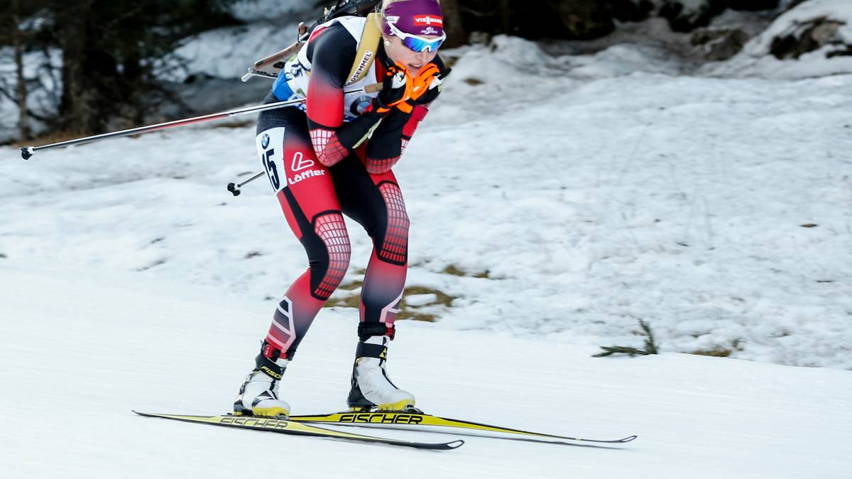 LISA HAUSER: In Oberhof läuft die Biathletin den Anstieg nach dem ersten Schießen neben Vanessa Hinz hinauf, dabei geht der Langlaufstock der Deutschen kaputt. Hauser reicht der Kontrahentin sofort ihren eigenen