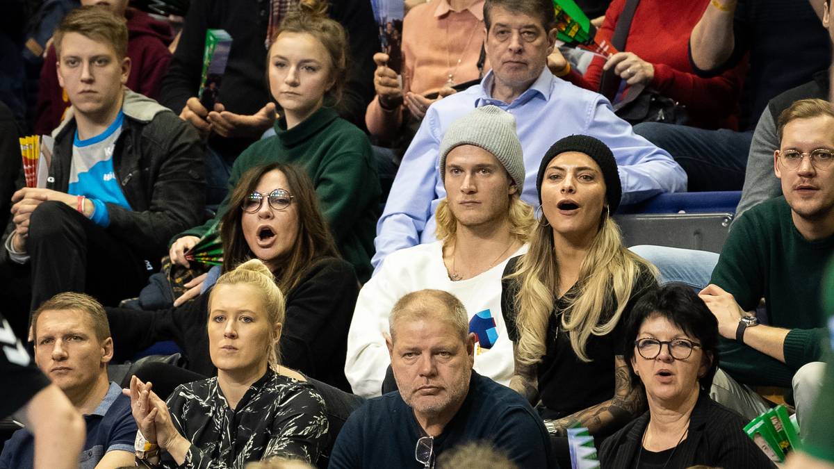 Auch mit der Schwiegermutter in spe scheint es zu passen - wie hier beim Handball-Spiel der Füchse Berlin