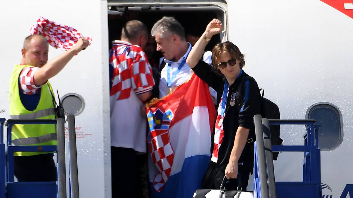 Luka Modric, der zum besten Spieler des Turniers gewählt wurde, verlässt das Flugzeug als Erster
