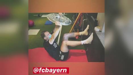 Manuel Neuer kann sich offenbar gar nicht von der Meisterschale trennen: Den achten Ligatitel in Folge feiert der Bayern-Keeper mit einem speziellen Workout. Vielleicht die perfekte Vorbereitung für weitere Pokalübergaben in dieser Saison?
