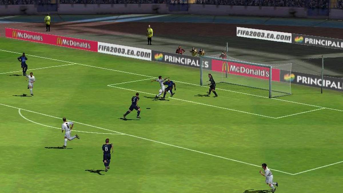 FIFA 2003: Mit einer komplett neuen Grafikengine unterschied sich FIFA 2003 deutlich von seinen Vorgängern. Im Gegensatz zu bisherigen Spielen verzichtete Entwickler Electronic Arts zudem auf unterschiedliche Spielecover