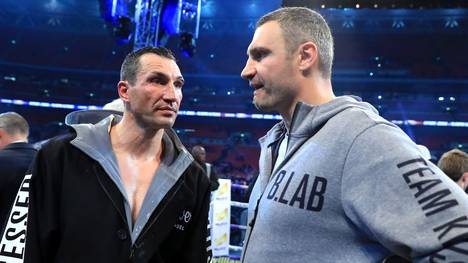 Vitali Klitschko (r.) stand bei Fight seines Bruders gegen Joshua in der Ringecke