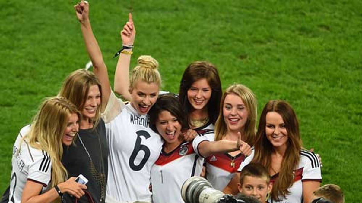 Die Frauen und Freundinnen feiern ihre Weltmeister
                  