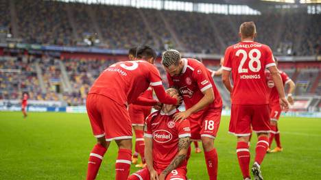 Dawid Kownacki (M.) schoss Fortuna Düsseldorf gegen die Würzburger Kickers zum Sieg