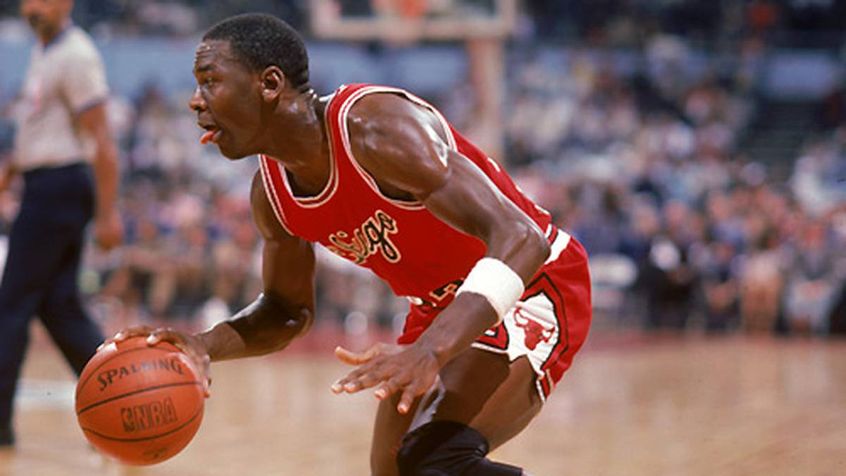 1984 wird "His Airness" von den Chicago Bulls gedraftet. Vor ihm werden Hakeem Olajuwon und der später ständig verletzte Sam Bowie ausgewählt.