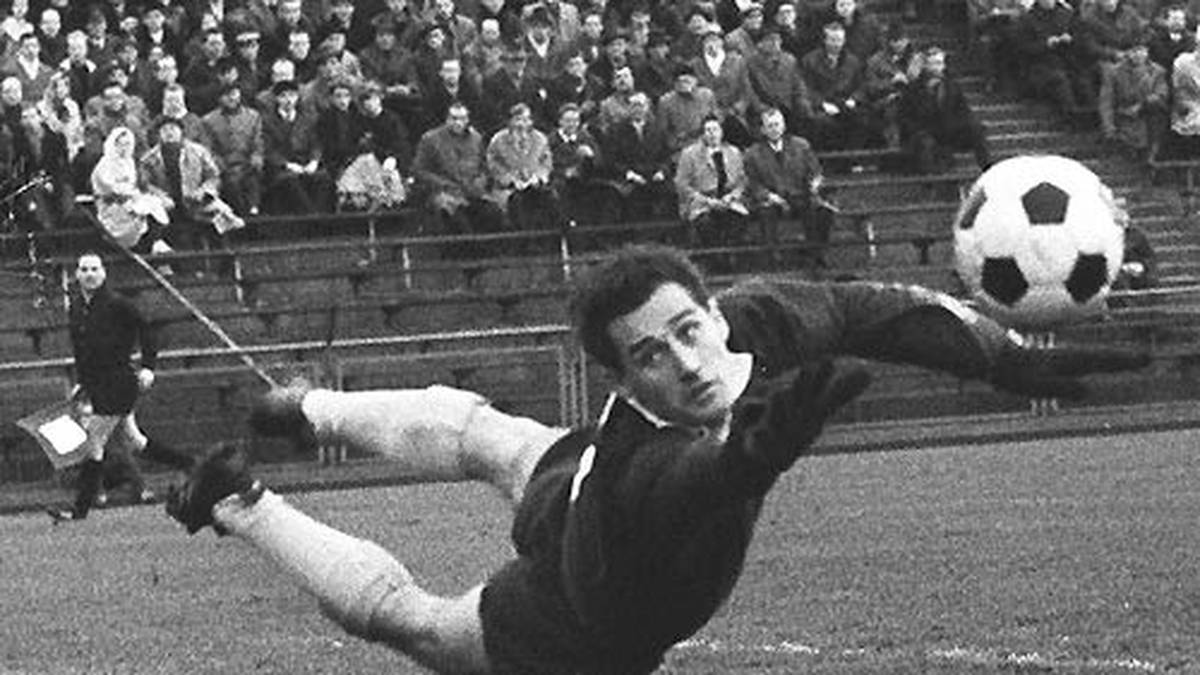 Auf dem letzten Rang der Top 10 platziert sich ein Dortmunder Held. Hans Tilkowski kassiert in der Saison 1965/66 548 Minuten lang kein Gegentor in der Bundesliga und ist damit Zehnter