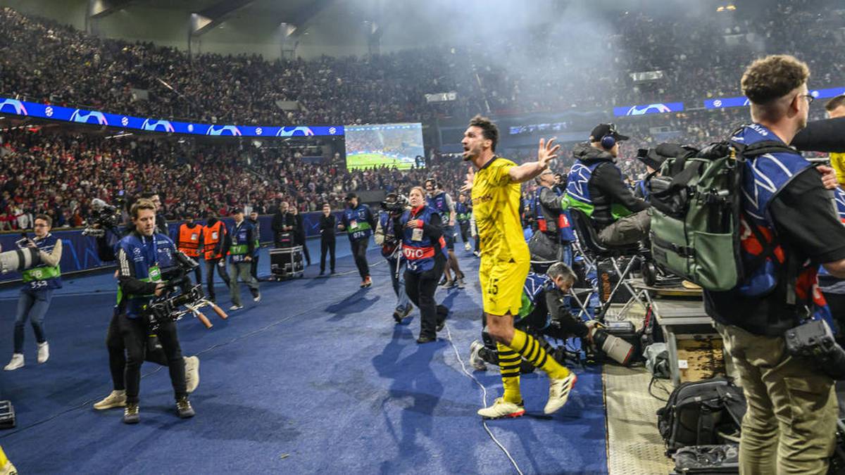 Mats Hummels feiert den Einzug ins Finale mit den BVB-Fans