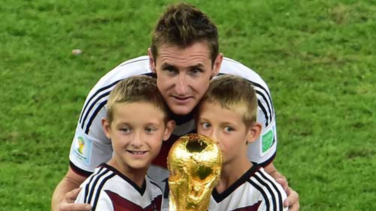 Klose teilt den Moment des Triumphes mit seinen Söhnen
                  