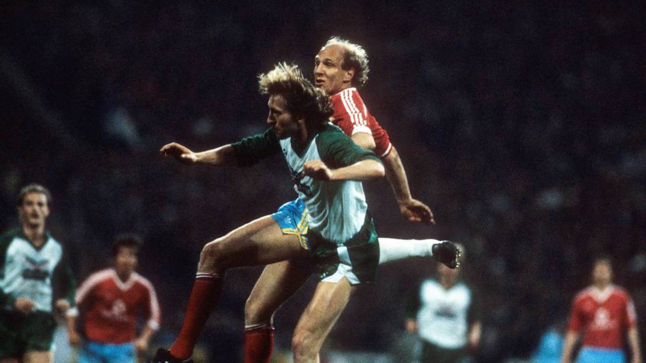 Michael Kutzop (Bremen, li.) im Duell gegen Dieter Hoeneß (Bayern, re.) 