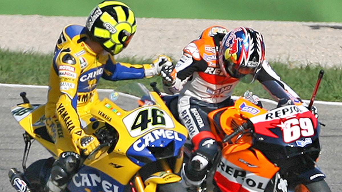 Rossi startet eine furiose Aufholjagd auf den souverän führenden Nicky Hayden. Ein Sturz im letzten Rennen kostet den Italiener jedoch die erneute Titelverteidigung. Rossi bleibt nichts anderes übrig als Hayden (r.) zu gratulieren