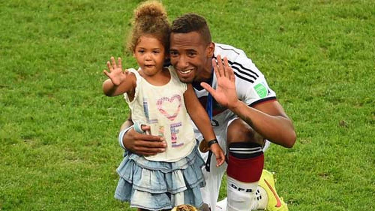 Boateng feiert mit seiner Tochter
                  