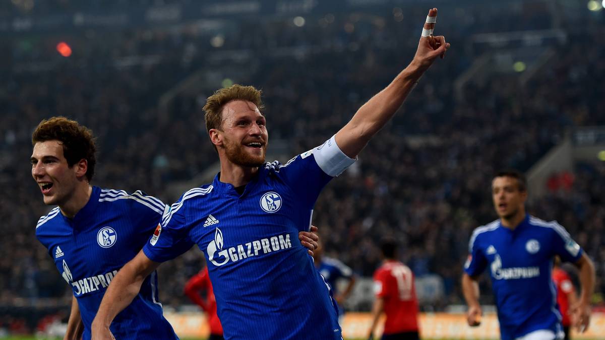 BENEDIKT HÖWEDES (Schalke 04): Bereits seit einiger Zeit kann sich der Schalker Abwehrchef einen Wechsel ins Ausland vorstellen. Höwedes, der nach dem Wechsel von Jürgen Klopp an die Anfield Road unter anderem mit dem FC Liverpool in Verbindung gebracht wird, steht bei Schalke noch bis 2017 unter Vertrag. SPORT1-Prognose: Höwedes wird im kommenden Sommer  auf die Insel wechseln
