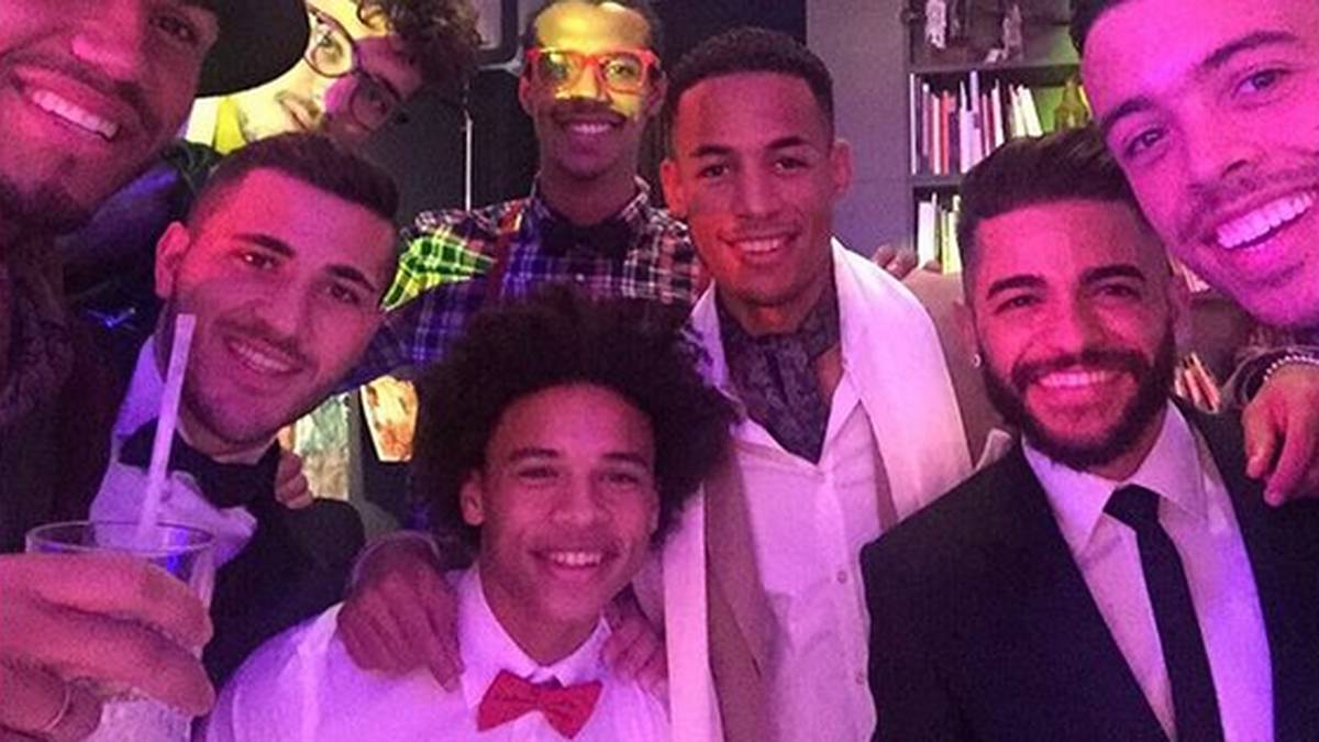 Im Kreise der Schalke-Kollegen zeigt sich Sane wenige Wochen später glücklich bei der Weihnachtsfeier...