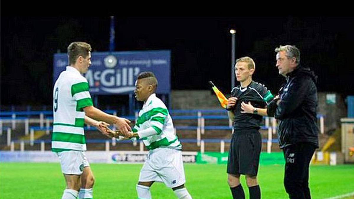 Mit gerade einmal 13 durfte er bereits in der U20 von Celtic Glasgow ran. Das Internetwunder, das über Youtube bereits weltweite Aufmerksamkeit erregt hatte, kam in der 81. Minute für Jack Aitchison