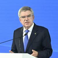 IOC-Präsident Thomas Bach äußert sich zur Frage über die Zulassung russischer und belarussischer Athleten für Paris 2024. Für ihn sei das IOC in einem „Dilemma“.