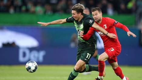 Felix Klaus (l., gegen Augsburgs Daniel Baier) wechselte 2018 von Hannover 96 zum VfL Wolfsburg
