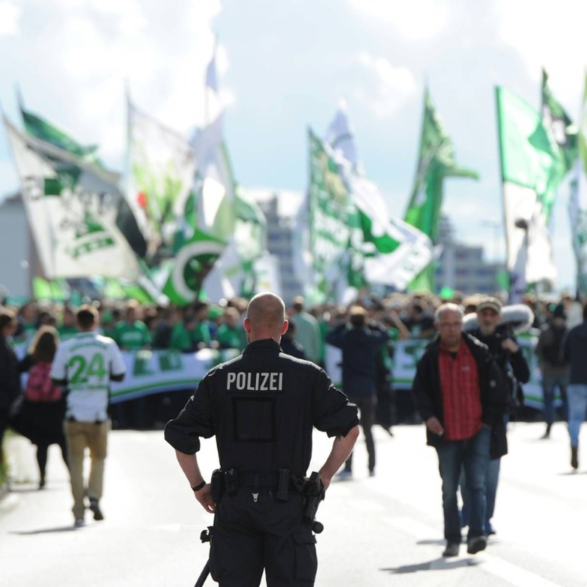 Die Wolfsburger Polizei und Vertreter der Stadt reagieren auf die Vorfälle rund um das Spiel zwischen Wolfsburg und Bremen.