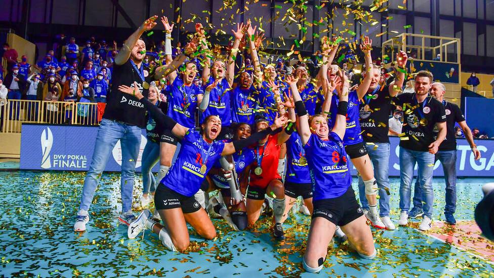 Da kommt Freude auf: Die Volleyballerinnen von Allianz MTV Stuttgart sind Pokalsieger