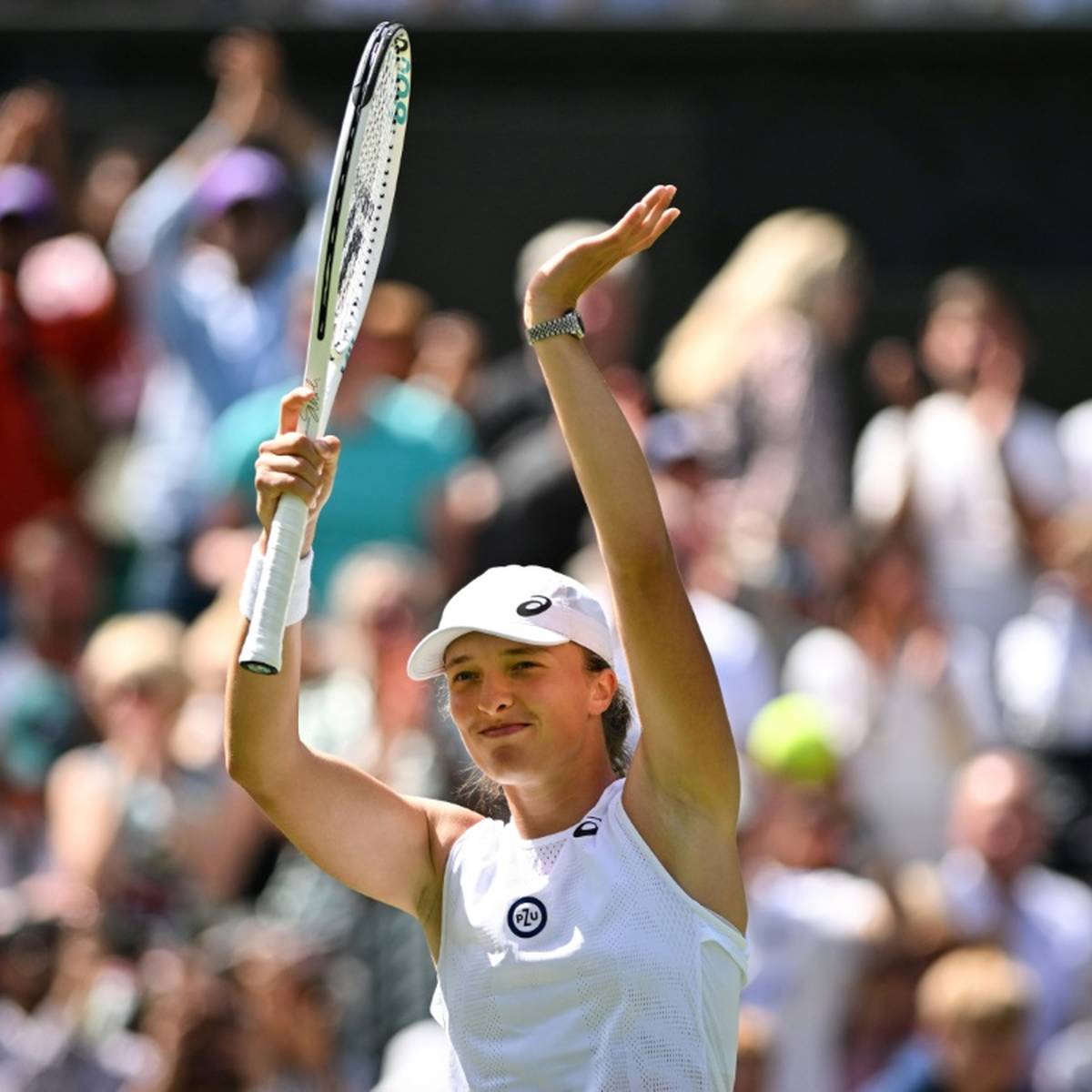 Seriensiegerin Iga Swiatek aus Polen hat ihr Auftaktmatch in Wimbledon souverän gewonnen.