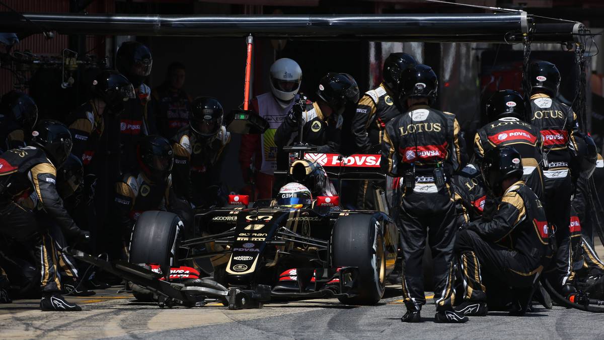 In Barcelona 2015 ergeht es Roman Grosjean wie drei Jahre zuvor schon Kobayashi: Er bremst zu spät. Der Leidtragende ist der Mann mit dem Wagenheber. Der bekommt selbigen zwischen die Beine gerammt