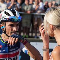 Gegen Radsport-Star Julian Alaphilippe werden schwere Vorwürfe erhoben - auch seine Freundin Marion Rousse ist betroffen. Nun setzt sich die Direktorin der Tour de France Femmes zur Wehr.