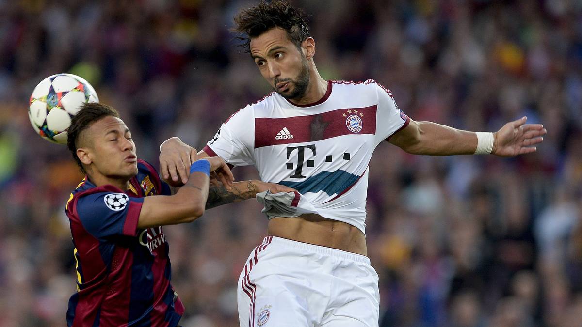 In der zweiten Halbzeit steht der FC Bayer besser und schafft es, Barcelona vom eigenen Tor wegzuhalten