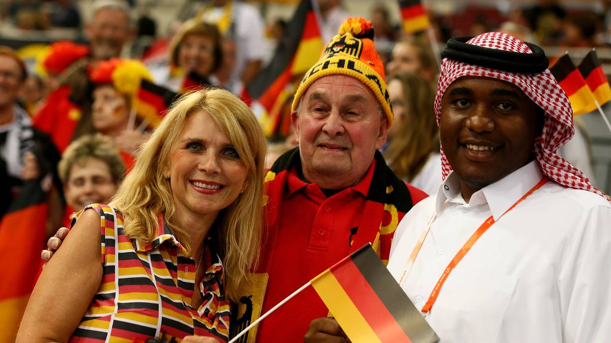 Völkerverständigung: Deutsche Fans posieren mit einem Katari