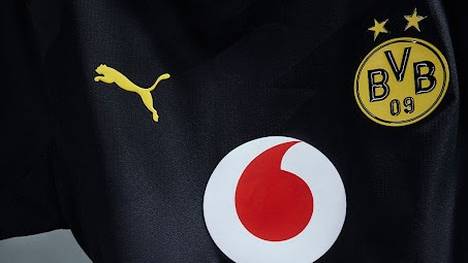Das neue Auswärtstrikot von Borussia Dortmund wurde offiziell vorgestellt – ein Detail sorgt bei den Fans jedoch für Ärger.