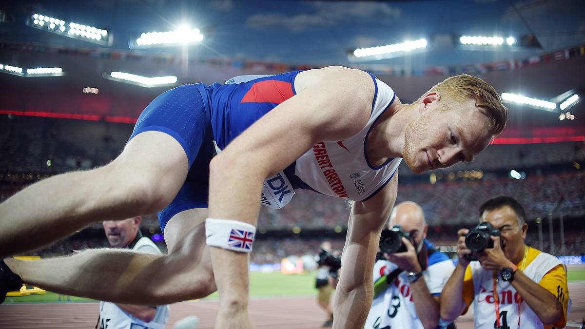 Weitsprung-Weltmeister Greg Rutherford bietet den Fotografen ein Siegerbild in ungewohnter Pose