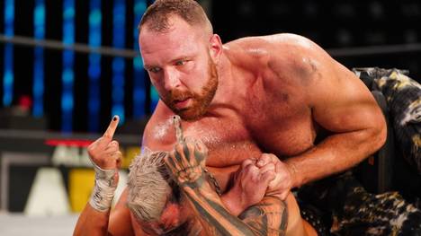 Jon Moxley (o.) besiegte im Hauptkampf von AEW Dynamite Darby Allin