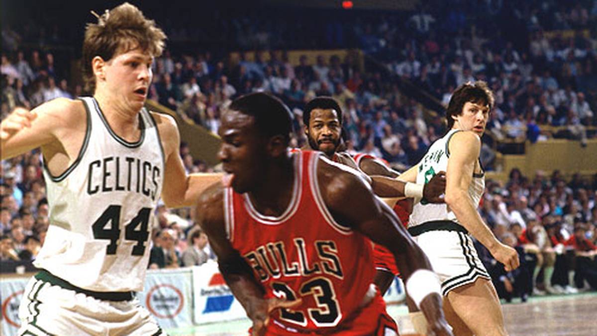 Respekt verschafft sich der zehnmalige Scoring-Champion ein Jahr später gegen eines der besten Teams aller Zeiten. In einem Playoff-Spiel im Boston Garden gegen Larry Birds Celtics gelingen ihm 63 Punkte - ein Rekord, der auch heute noch steht.