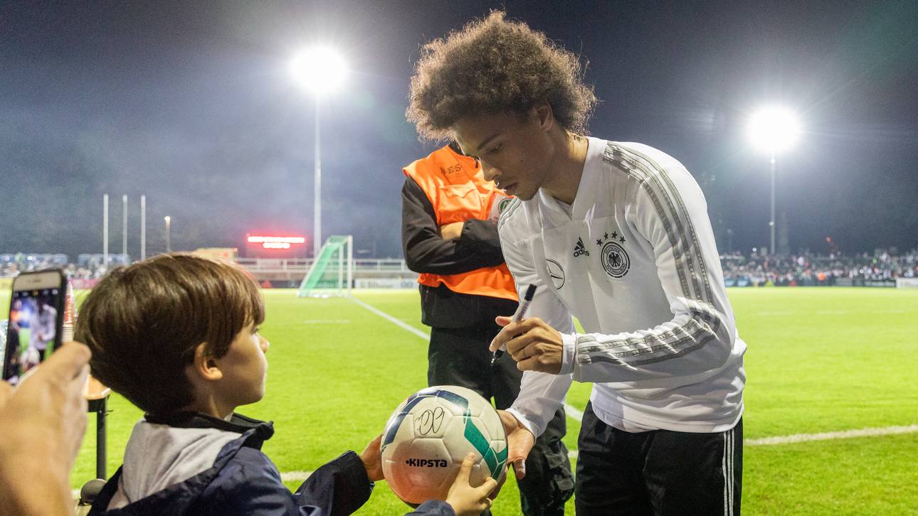 DFB-Team besucht Schule in Leipzig
