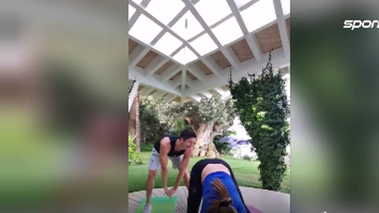 Ganz schön frech! Hier glotzt Robert Lewandowski seiner Anna aufs Hinterteil