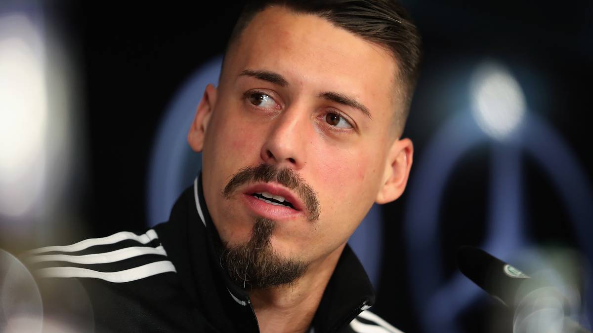 "So viele Nummern waren nicht frei. Die 14 war vergeben. Das ist meine Lieblingsnummer. Von dem her war die 2, wie ich finde, ganz passend. Es ist mein zweiter Anlauf", erklärte Wagner, der seine Profikarriere einst bei Bayern begonnen hatte